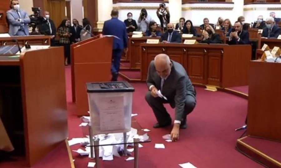 Demokratët grisin fletët e votimit, Rama i mbledh dhe i fut në qese, irritohet deputeti i PD