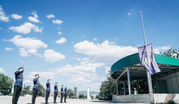 Në kazermat e FSK-së, flamujt lëshohen në gjysmështizë për nder të viktimave të 11 Shtatorit