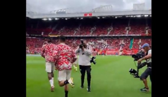 Kështu e presin Ronaldon tifozët në “Old Trafford”