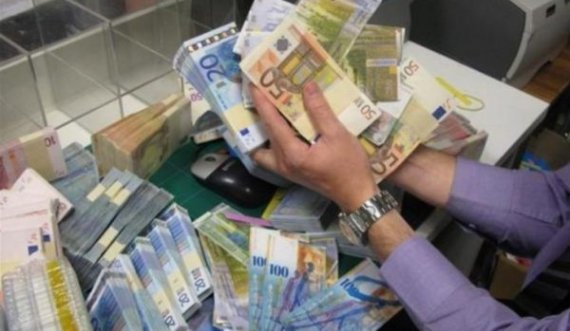 Kosovari shkoi për t’i konvertuar 20 mijë franga në euro, hajni e grushton dhe ia merr paratë