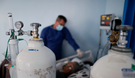 Epidemiologu kosovar tregon pse po vdesin të infektuarit me COVID-19 në Kosovë