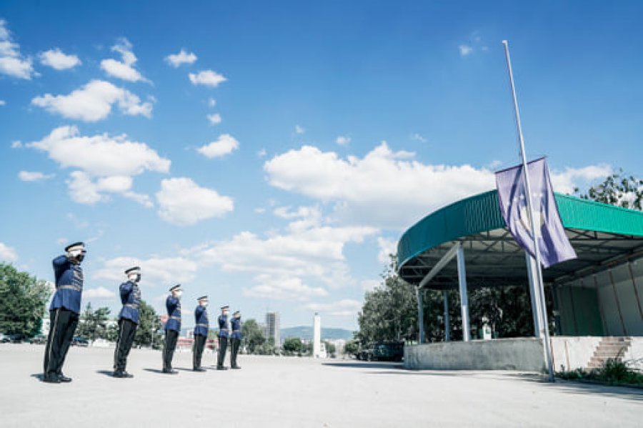 Në kazermat e FSK-së, flamujt lëshohen në gjysmështizë për nder të viktimave të 11 Shtatorit