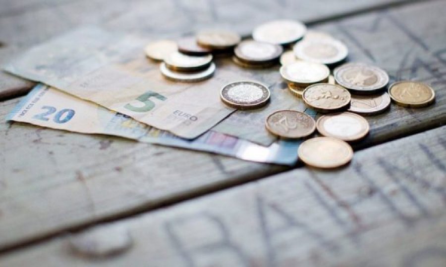 Dënohet me 600 euro gjobë shtetasi i Shqipërisë, pranoi se ia dha 10 euro ryshfet policit në Vërmicë