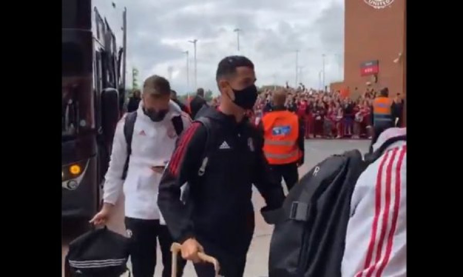 Ronaldo mbërrin në “Old Trafford”, kështu e presin tifozët