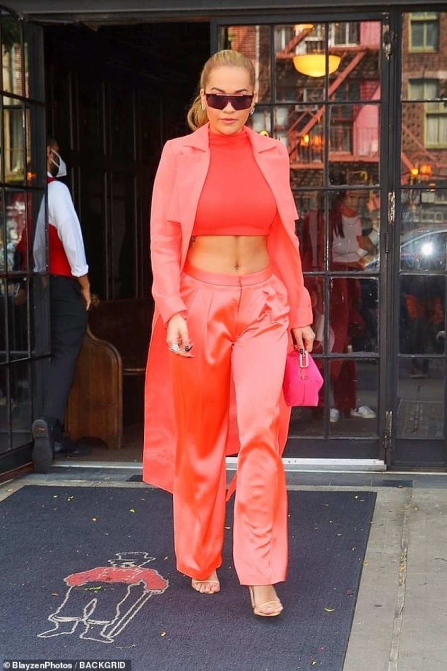 Rita Ora tregon linjat e trupit në një veshje portokalli