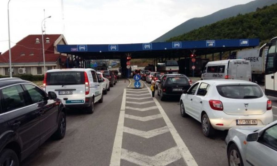 Masat e reja kufizuese, vijojnë pritjet dhe ankesat e qytetarëve në kufirin Kosovë- Shqipëri