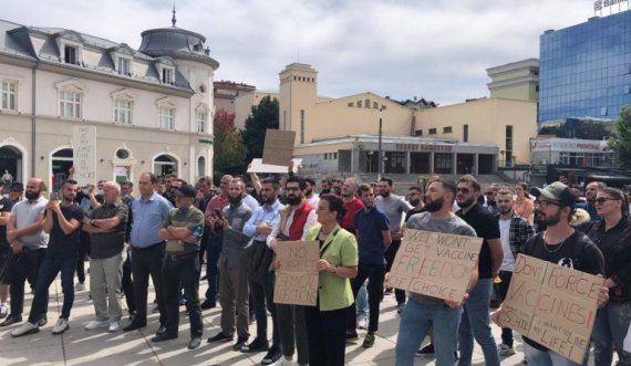  Qytetarët në Prishtinë protestojnë kundër vaksinimit të detyrueshëm 