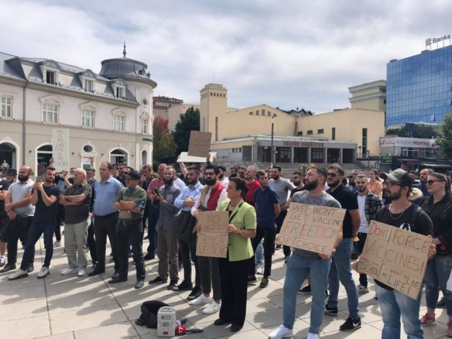  Qytetarët në Prishtinë protestojnë kundër vaksinimit të detyrueshëm 