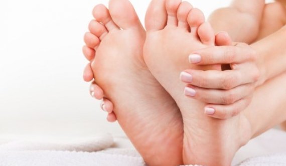 Nëse keni lëkurë me shkëlqim në këmbët tuaja, mund të shkaktohet nga kjo sëmundje 