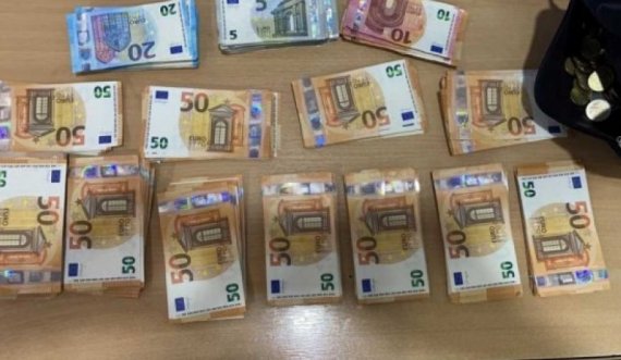 Bllokohen mbi 12 mijë euro në Kapshticë, ja si ndodhi ngjarja 