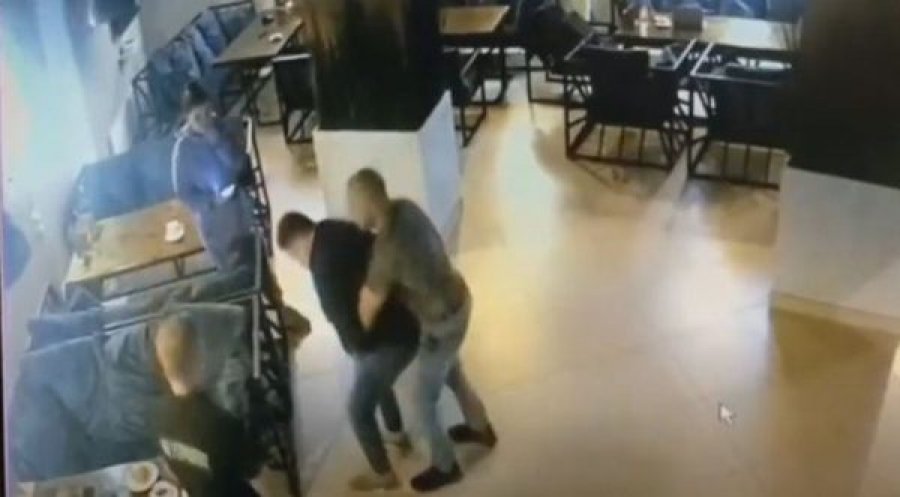 Klienti shpëton burrin nga vdekja në restorant, shikoni videon