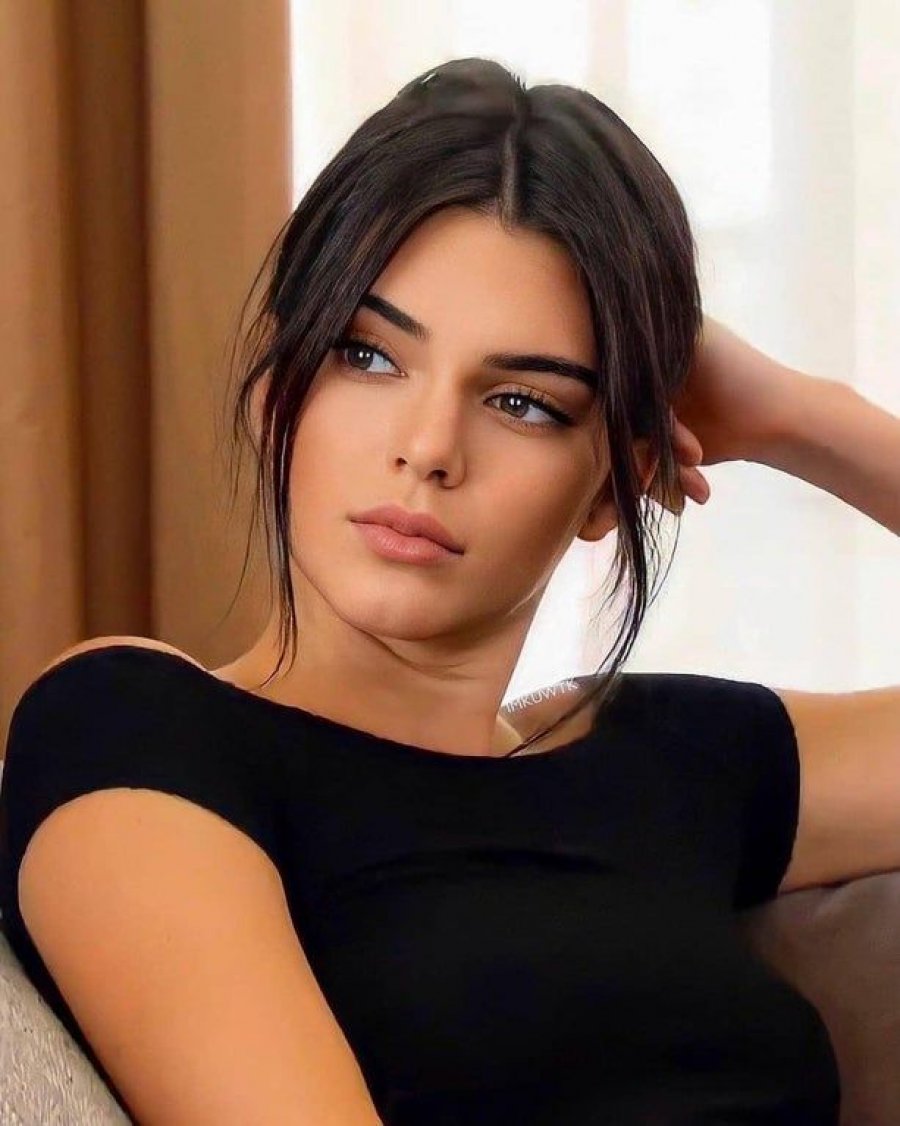 Trendi i ri i trikos nga Kendall Jenner, i cili po çmend rrjetin
