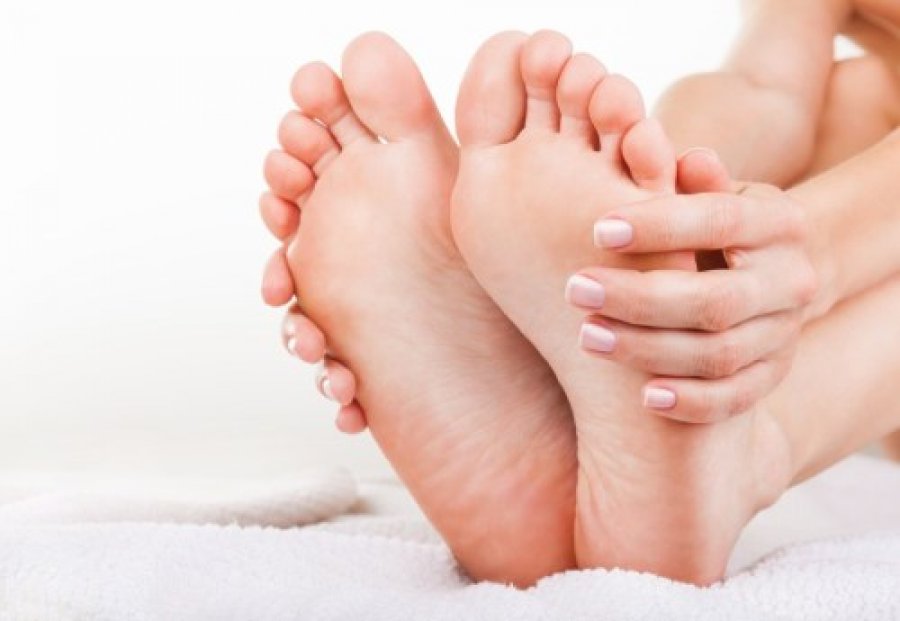 Nëse keni lëkurë me shkëlqim në këmbët tuaja, mund të shkaktohet nga kjo sëmundje 