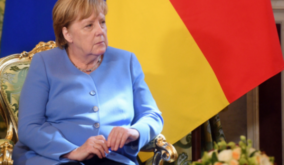 Mesazhi që jep kancelarja Merkel përmes ngjyrës së xhaketës, çfarë veshi në Serbi