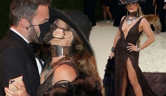  Jennifer Lopez dhe Ben Affleck shkëmbejnë puthje pasionante me maskë veshur 