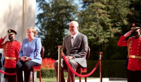 Merkel kërkoi karrige gjatë momentit të himnit, ja arsyeja, Serbia merr vendimin për takimin