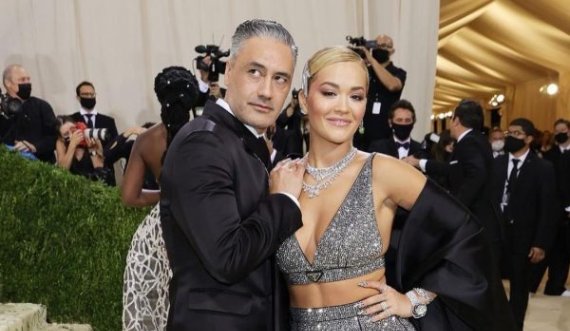 Rita Ora shkëlqeu mbrëmë në krahë të të dashurit në “Met Gala”