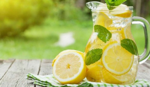 Gjashtë arsye pse ju duhet të pini ujë të ngrohtë me limon në mëngjes