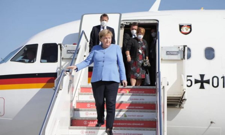 Kancelarja Merkel mbërrin në Rinas, ja kush e priti në aeroport