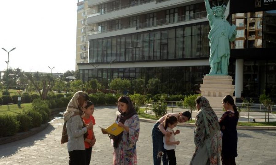 “Shkojmë në plazh, shohim vajza gjysmë të zhveshura”, New York Times reportazh për afganët në Shëngjin