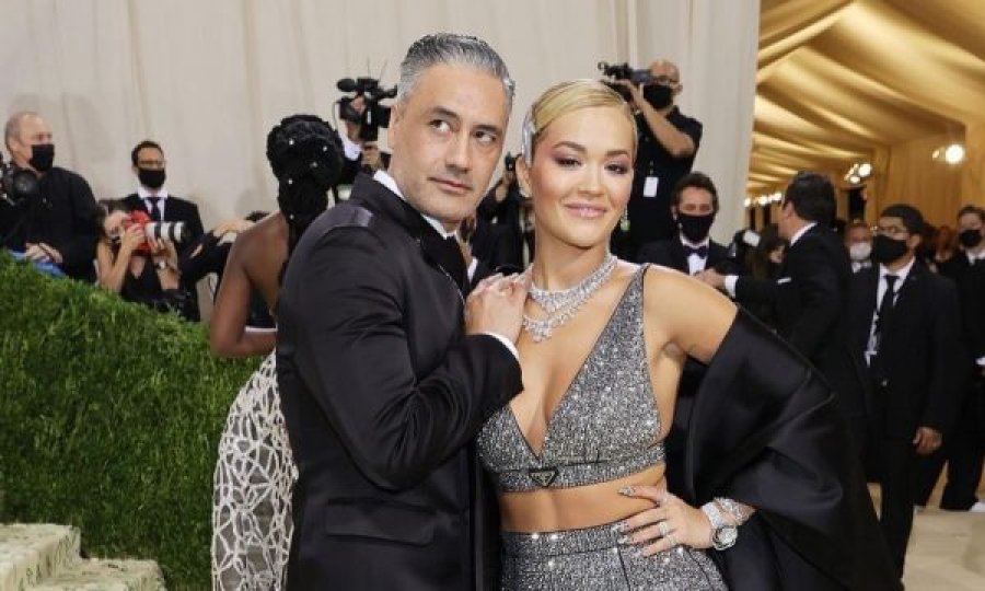 Rita Ora shkëlqeu mbrëmë në krahë të të dashurit në “Met Gala”