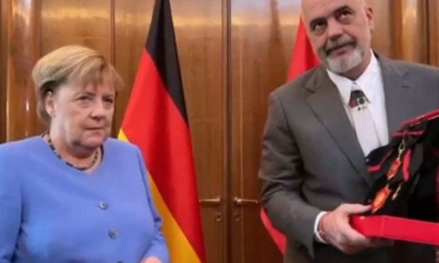 VIDEO/ Rama i dhuron Merkelit yllin shqiptar të mirënjohjes