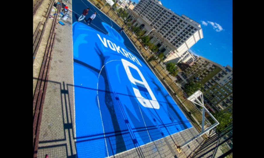 Fusha sportive e Bregut të Diellit “mbulohet” me fanellën e Fadil Vokrrit