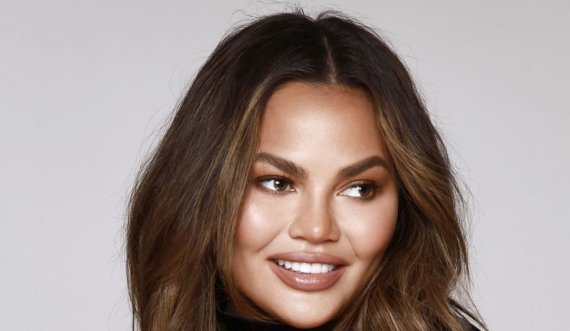 Pa komplekse fare! Chrissy Teigen njoftoi publikisht ndërhyrjen kirurgjikale në fytyrë