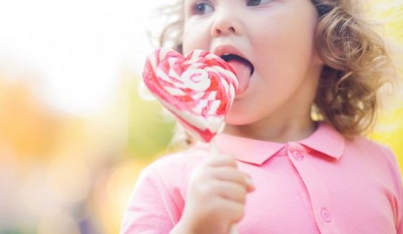 Studimi: Sheqernat në moshë të hershme ndikojnë gjithë jetën tek fëmijët 
