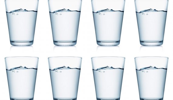 Mësoni se çfarë ndodh me trupin tuaj kur pini 8 gota ujë në ditë 