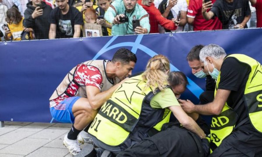  Gjesti i mirë i Ronaldos pasi e goditi me top punëtoren e sigurimit 