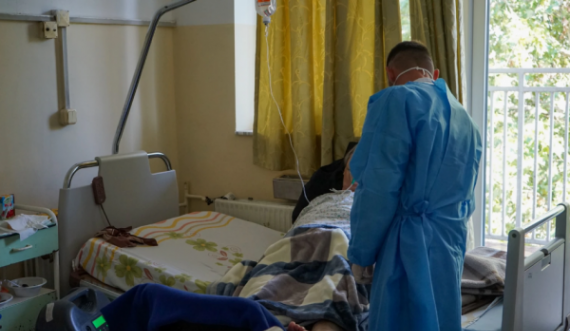 Jeta e varur nga bombolat e oksigjenit, rrëfimi i pacientëve nga Gjilani që janë me oksigjenoterapi
