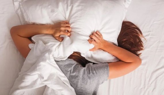 Çfarë e shkakton paralizën e gjumit dhe pse është kaq e frikshme? Mjekët këshillojnë të… Ja nga çfarë duhet të keni kujdes