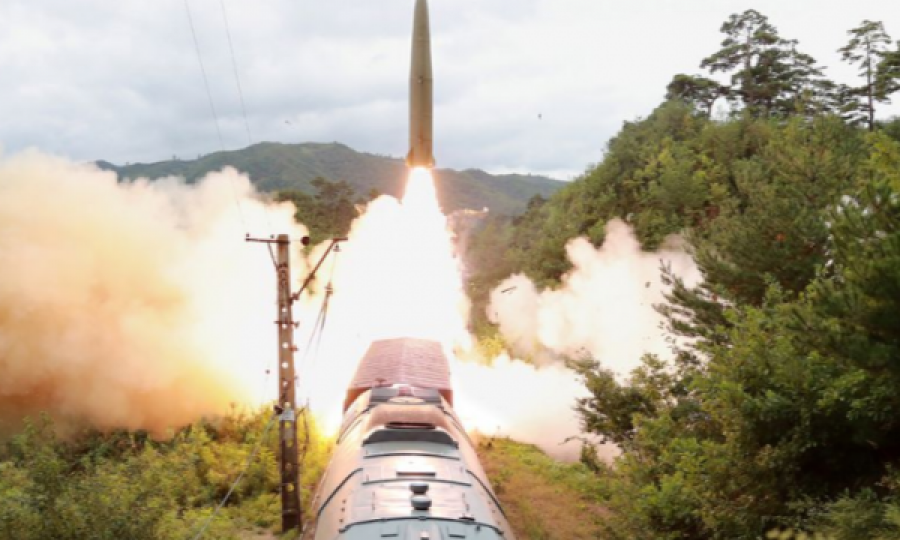 Pamje: Koreja Veriore e teston sistemin me hedhje të raketave nga treni