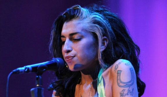Fustani që Amy Winehouse veshi në performancën e saj të fundit do të dalë në ankand për shifrën marramendëse