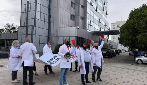Mjekët karton të kuq për institucionet qendrore, me protestë kërkojnë trajtim dinjitoz