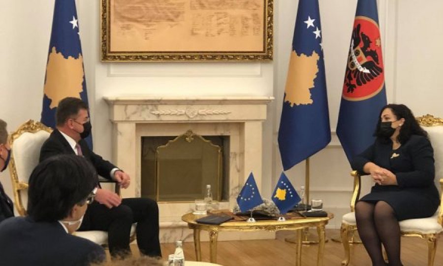 Presidentja Osmani pret në takim Emisarin e BE-së, Lajçak