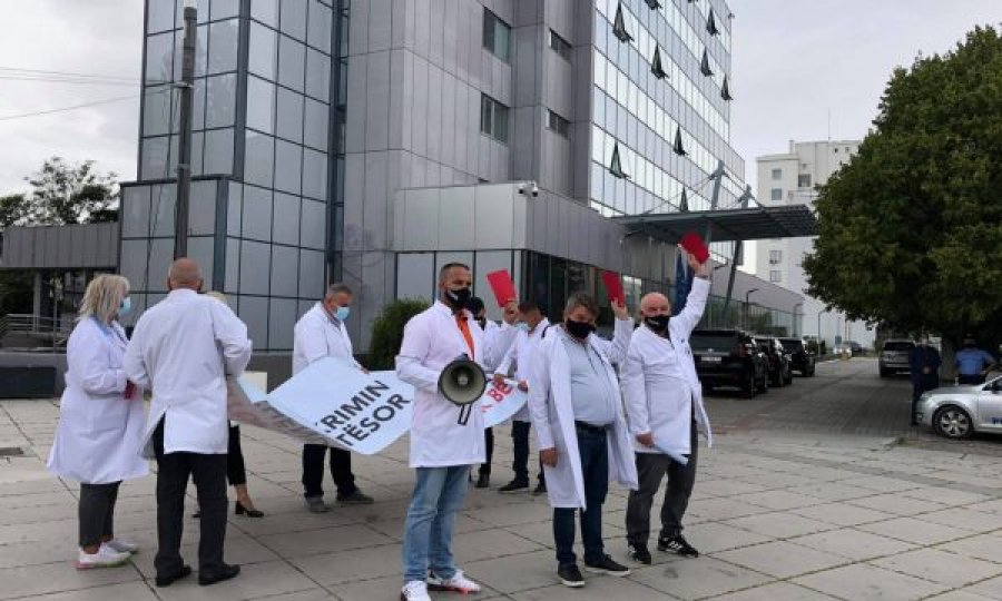 Mjekët karton të kuq për institucionet qendrore, me protestë kërkojnë trajtim dinjitoz
