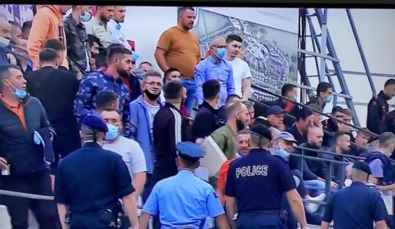 Pjesa e dytë e ndeshjes Ballkani-Llapi nis me rreth gjysmë ore vonesë, ndërhyn policia