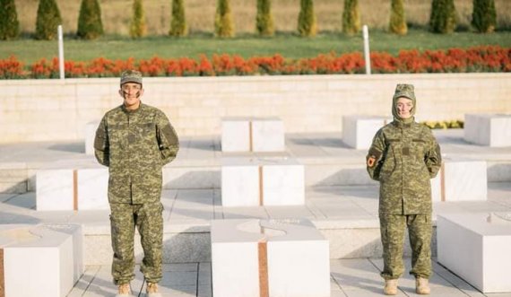 Martesa e veçantë e çiftit kosovar, me uniformë ushtarake dhe pranë simboleve patriotike