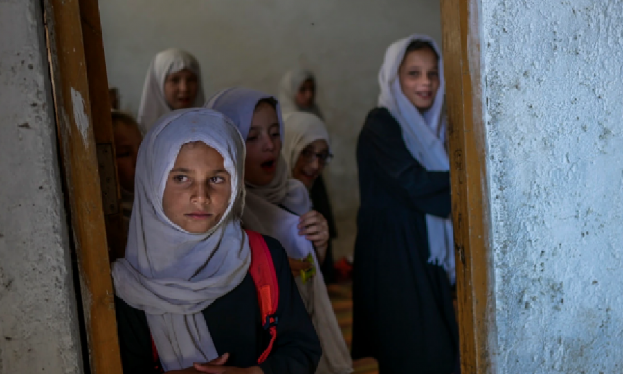 Vajzave u pamundësohet kthimi në shkollat e mesme në Afganistan