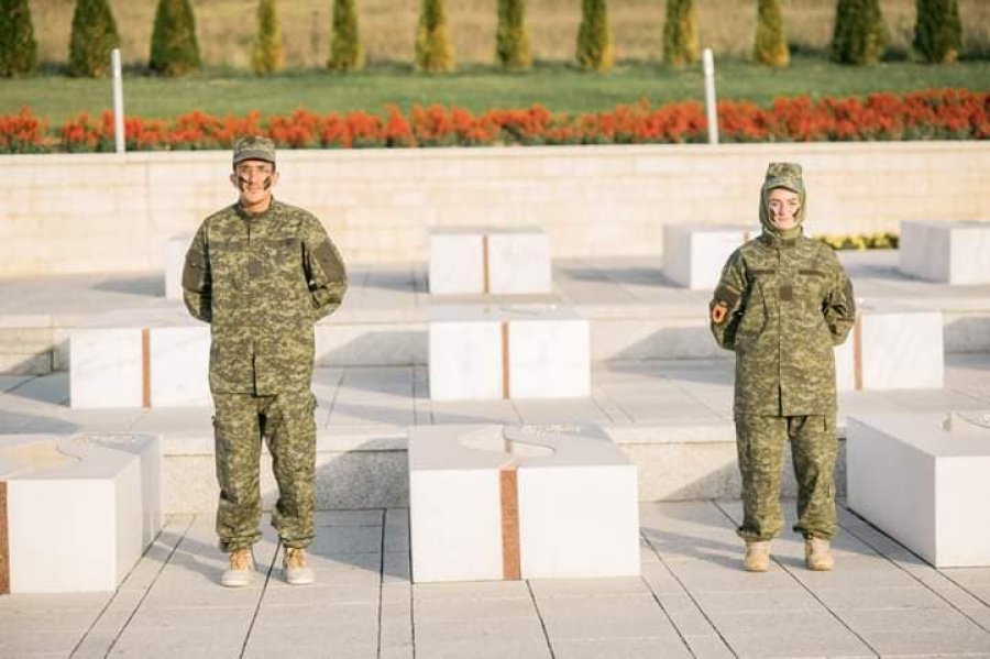 Martesa e veçantë e çiftit kosovar, me uniformë ushtarake dhe pranë simboleve patriotike
