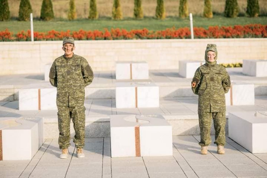 Martesa e veçantë e çiftit kosovar, me uniformë ushtarake dhe pranë simboleve patriotike