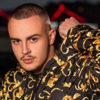 Don Xhoni godet laptopin e DJ-it në skenë, publikohet video