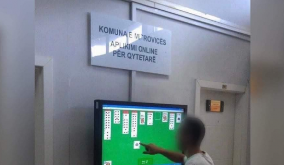  Sistemi elektronik s’funksionon, qytetari tallet duke luajtur me letra në objektin e komunës 