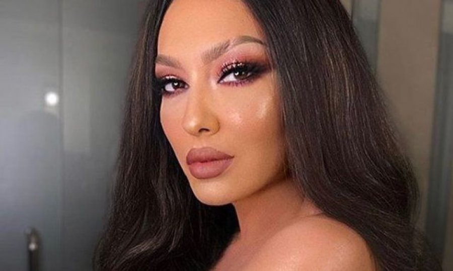Adelina Ismaili shfaqet me fustan të gjatë, tregon anën e saj elegante