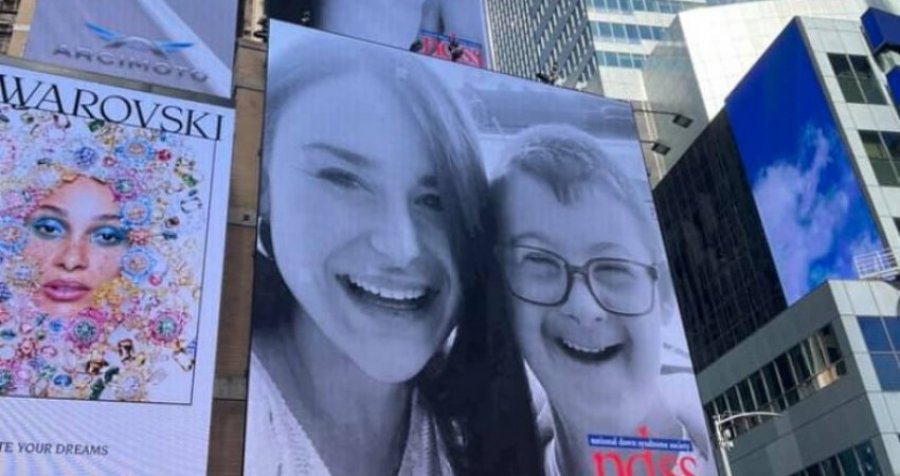Fotografia e Leon Arifit shfaqet në ekranin gjigant të Times Square-it në New York 