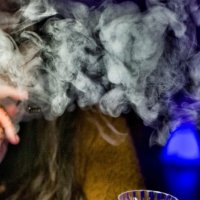 Pasoja e mistershme të marihuanës: Adoleshentët raportojnë të njëjtat simptoma të ‘çuditshme’