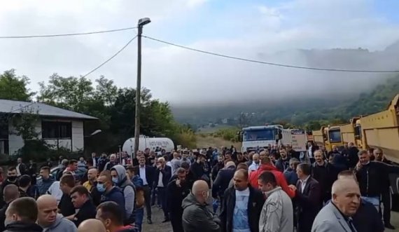Serbët vazhdojnë të qëndrojnë në mes të rrugës