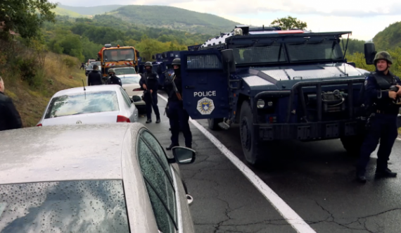  Serbët bllokojnë rrugët pas reciprocitetit për targa 